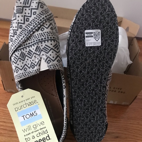 Brand new in box - Toms women’s print shoes - Picture 3 of 4
